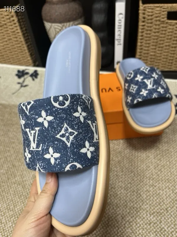 P320💰[New model] Long-term availability, 2025 new model, couple model [LOUlS VUlTTON] comes with drawer box, bag, card, invoice "Louis Vuitton ~ unique modern sandals. 》LV counter purchasing 🏃Men's and women's casual slippers, sold at the same time at the counter, the original old flower material upper is soft and comfortable, (refuses to discolor and rub the feet) sole: original factory special combination original sole, code number: 35--46 4 multiple colors 🉑️ to choose from